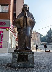 Споменикот на Мајка Тереза во близина на музејот