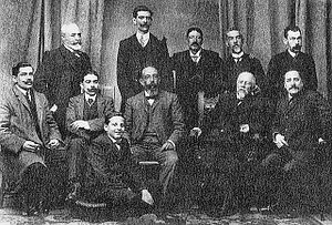 Co mestre Chané na casa de Francisco Tettamancy en 1912. De pé: Bernardino Álvarez, Robustiano Faginas, Francisco Tettamancy, Modesto Garrido e Florencio Vaamonde. Sentados: Bernardo Faginas, Barreiro, Chané, Manuel Murguía e Uxío Carré Aldao. No chan: Emilio, fillo de Chané.