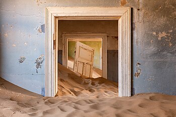 Opuštěná budova v zaniklém namibijském městě Kolmanskop
