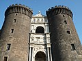 Arc triomfal de Francesco Laurana, entre les torres del Mig i de la Guàrdia.