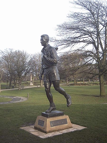 Ficheiro:Brian Clough statue.jpg