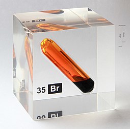 L’élément chimique brome sous forme de dibrome, pur à 99,8 %, scellé dans une ampoule de verre borosilicate. (définition réelle 3 421 × 3 387)