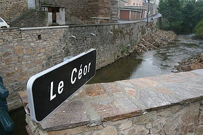 Effondrement du parapet en bordure du Céor.