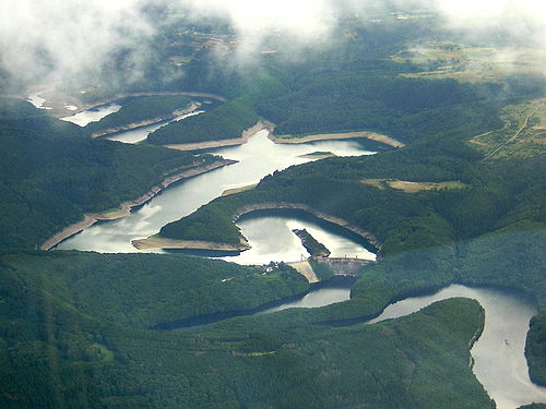 Urftstausee mit direkt unterhalb davon befindlichem Obersee der Rurtalsperre