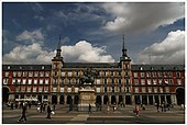 Casa de la Panadería de la Plaza Mayor de Madrid, de Juan Gómez de Mora (1619), con la estatua ecuestre de Felipe III, de Pietro Tacca (1616)[41]