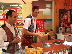 Yaponiyada dondurma satan müsəlman türklər.
