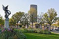 Place centrale du cimetière, ornée du Génie du sommeil éternel, d'Horace Daillion (1889), avec la tour Montparnasse en arrière-plan