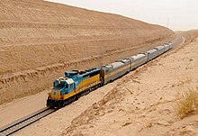 Vonat megy át a sivatagon a Dammám-Rijád vonalon