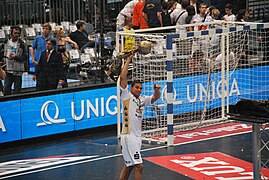 Daniel Narcisse avec le trophée de la Ligue des champions 2012.