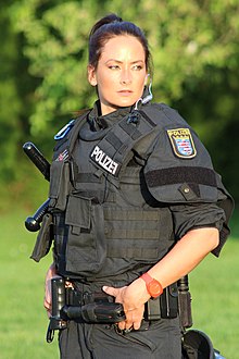 Daniela Stamm in Polizeiuniform