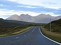 Die A832 zwischen Gairloch und Ullapool, im Hintergrund das Massiv des An Teallach