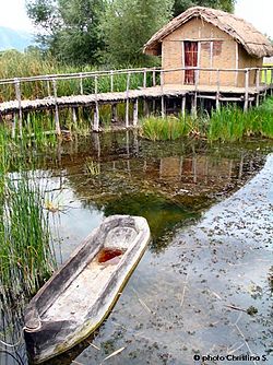 Възстановка на къща от селото и лодка еднодръвка