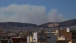 Nube de humo del incendio de Drevenochoria visto a las 2:40 p. m. del 19 de julio de 2023 desde Ilion.