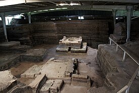 発掘された建造物のひとつ （遺跡は保護用の屋根に覆われている）