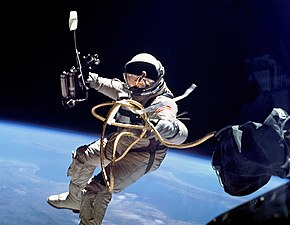 Ed White gör USA:s första rymdpromenad