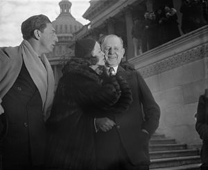 Eleanor Powell entouée de l"acteur Ray Bolger et du sénateur du Maryland George L. Radcliffe en 1938