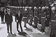 חיילי המשטרה הצבאית במסדר כבוד עם קסדות לבנות, 1967.