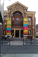 Le théâtre municipal de Lisieux, variante polychrome de celui de Fougères.