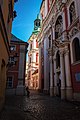 De hoofdfaçade van de kerk, gefotografeerd vanuit het oosten