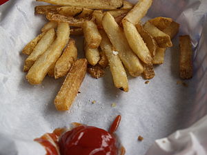 Pommes frites med ketchup