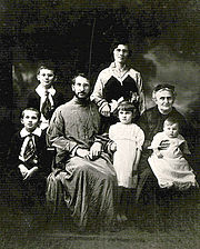 リヤサを着用し、妻子ら家族と共に写って居る司祭の写真（1910年代から1920年代）。
