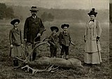 Arcivévoda František Ferdinand d'Este, od roku 1902 protektor spolku „Niederösterreichischer Jagdschutzverein” (Dolnorakouského spolku na ochranu honby), na lovu na zámku Konopiště[64]