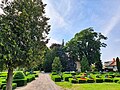 Sachgesamtheit Friedhof Mutzschen mit folgenden Einzeldenkmalen: Friedhofskirche, Friedhofsgärtnerhaus und Leichenhalle, Kriegerdenkmal für die Gefallenen des Ersten Weltkrieges, VVN-Denkmal sowie einzelne Grabmale (siehe auch Einzeldenkmale 08974268) und den Sachgesamtheitsteilen Einfriedung und gärtnerische Friedhofsgestaltung