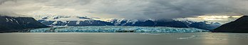 Vista panorâmica da geleira Hubbard, Alasca, Estados Unidos. A origem mais remota da geleira está situada a 122 km de seu término e leva cerca de 400 anos para que o gelo atravesse o comprimento da geleira (definição 22 887 × 4 148)