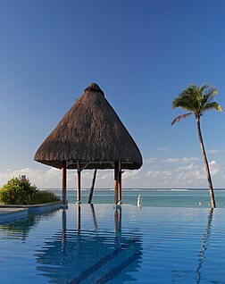 Piscine à débordement dans un complexe de luxe, à l'île Maurice. (définition réelle 3 222 × 4 060)