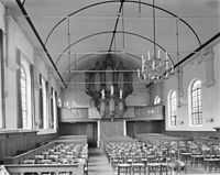 Interieur met orgel