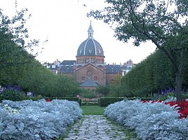 花团锦簇的朱利叶斯·汤姆森广场，背景中的建筑是圣马可教堂