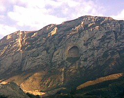 غار اسپهبد خورشید یا کرکیل دژ بر سر راه تهران به فیروزکوه در دوآب شهرستان سوادکوه استان مازندران قرار دارد. این غار بر سینه خطیرکوه قرار داشته و در متون تاریخی به نام طاق عایشه گرگیلی دژ نیز خوانده شده‌است. در زبان تبری این غار به نام لاپ کمر معروف است.