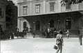 Kaiser Franz Joseph besteigt vor dem Bahnhofsgebäude eine Kutsche, 1912