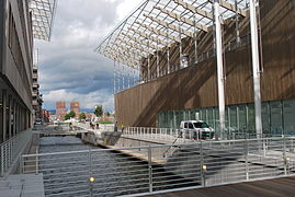 Kanalen mellom Skjæret med Astrup Fearnley-museet (høyre) og Holmen (venstre), sett mot Oslo rådhus Foto: Helge Høifødt