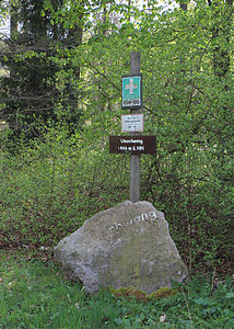 Markierungsstein und Schilder am Umschwang