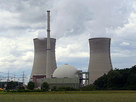 Nuklearna elektrana Grafenrheinfeld: s lijeve i desne strane se vide 2 rashladna tornja, a u sredini je tlačni reaktor PWR.
