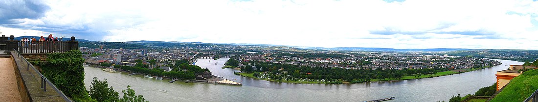 Blick von der Festung Ehrenbreitstein auf Koblenz, das Deutsche Eck an der Moselmündung und das Neuwieder Becken. Hier weitet sich auf etwa 20 km das Mittelrheintal zu einem weiten Talkessel. Im dicht besiedelten Talboden leben etwa 300.000 Menschen, wobei Koblenz mit 110.000 Einwohnern die größte Stadt ist.