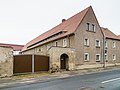 Wohnstallhaus und Toranlage (Toreinfahrt und Pforte) eines ehemaligen Dreiseithofes