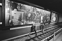 Kunstwerk in metrostation Nieuwmarkt, fotomontages van Jan Sierhuis en Louis van Gasteren, 1980