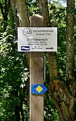Schëld vum Éislek Trail beim Schibbreger Schlass