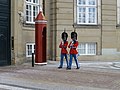 April:Die Königliche Leibgarde vor Schloss Amalienborg