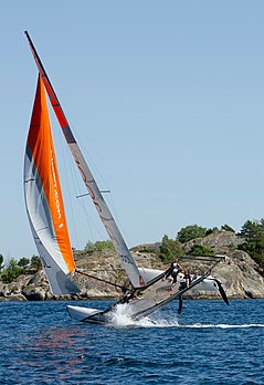 Catamarã com propulsão a vela Norsteam e sua tripulação de quatro pessoas competem na Match Cup Norway 2018 em Risør, uma prova que faz parte do World Match Racing Tour. (definição 2 937 × 4 279)