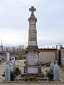 Le monument aux morts près de l'église (déc. 2009)