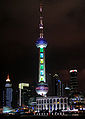 Oriental Pearl Tower om natten.