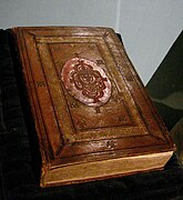 Osmanlı imperiyası Quranı, təqribən 1536-cı ildə köçürülmüş, II Henrinin gerbi ilə təxminən 1549-cu ildə I Fransisk tərəfindən təyin edilmiş qaydalara uyğun olaraq cildlənmişdir. Fransa Milli Kitabxanası