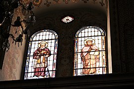 Los vitrales del santuario.