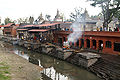 Kremasi di tepi sungai Bagmati