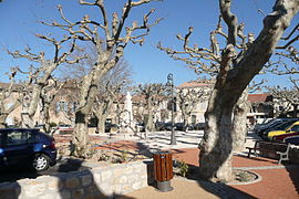 The main square in Noves