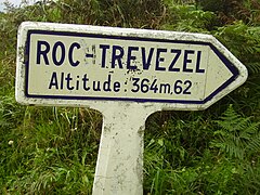 Indication touristique du Roc'h Trevezel (avec l'altitude erronée de 364,62 m) dans les monts d'Arrée (Finistère).