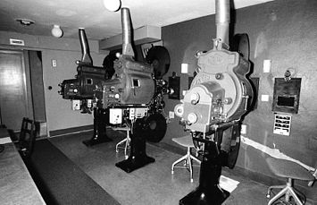 Till vänster: Klassiskt manuellt maskinrum med tre Ernemann VIIb projektorer, 1936 års modell, med Brenkert Enarc bågljuslampor. Till höger: Samma maskinrum som ovan efter installation av en Philips FP30 automatiserad enkelanläggning med Xenonljus och non-rewind. Båda bilder är tagna i biograf Esplanads maskinrum.